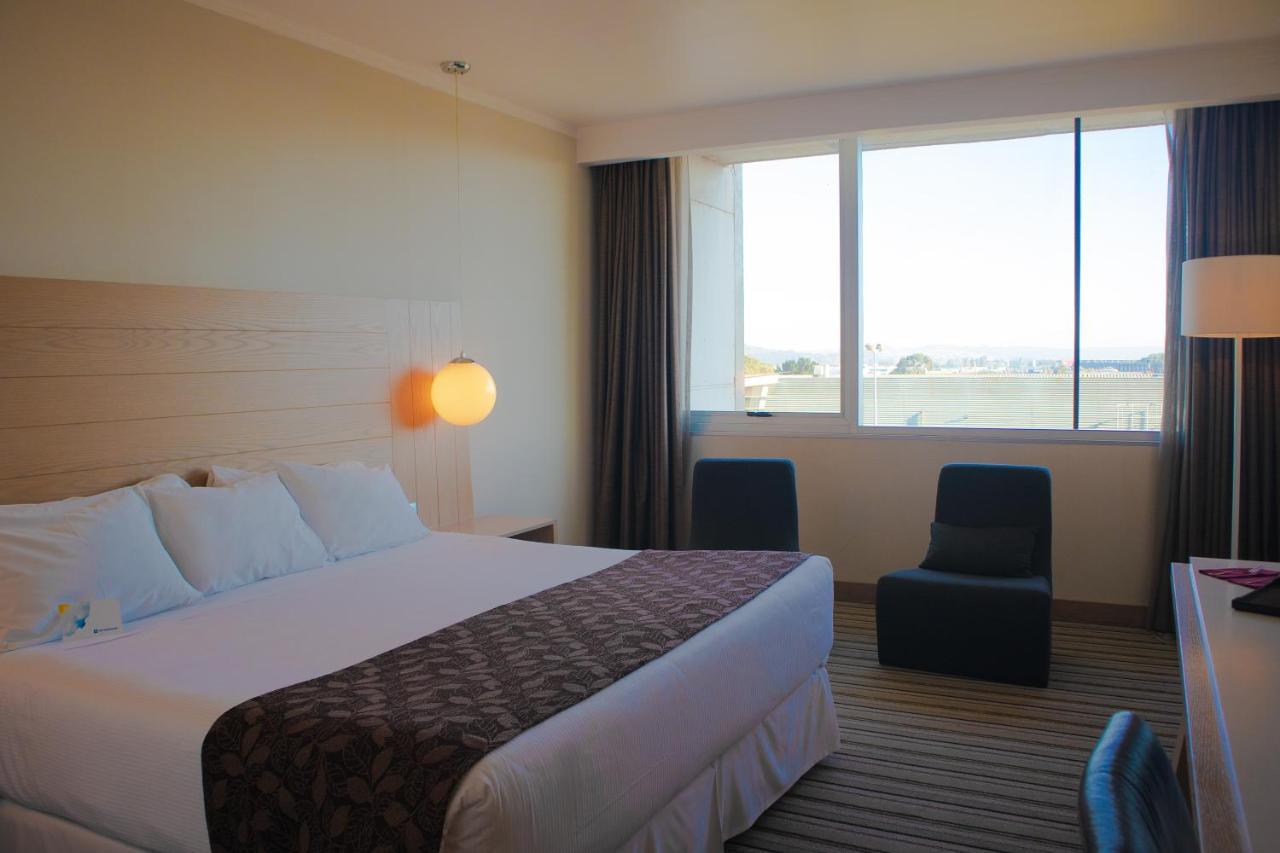 Wyndham Concepcion Pettra Hotel Buitenkant foto A room at the hotel