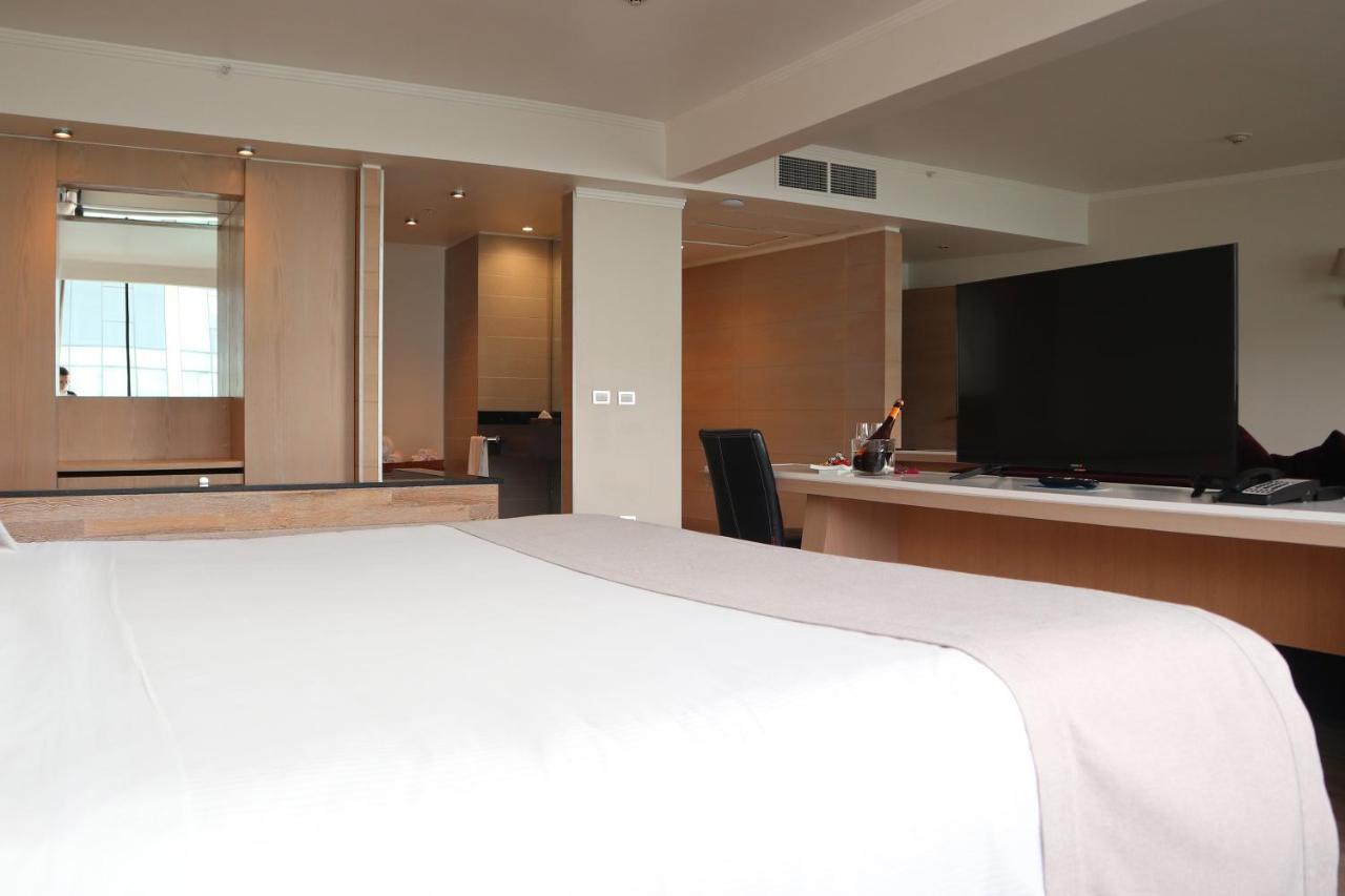 Wyndham Concepcion Pettra Hotel Buitenkant foto A room at the hotel