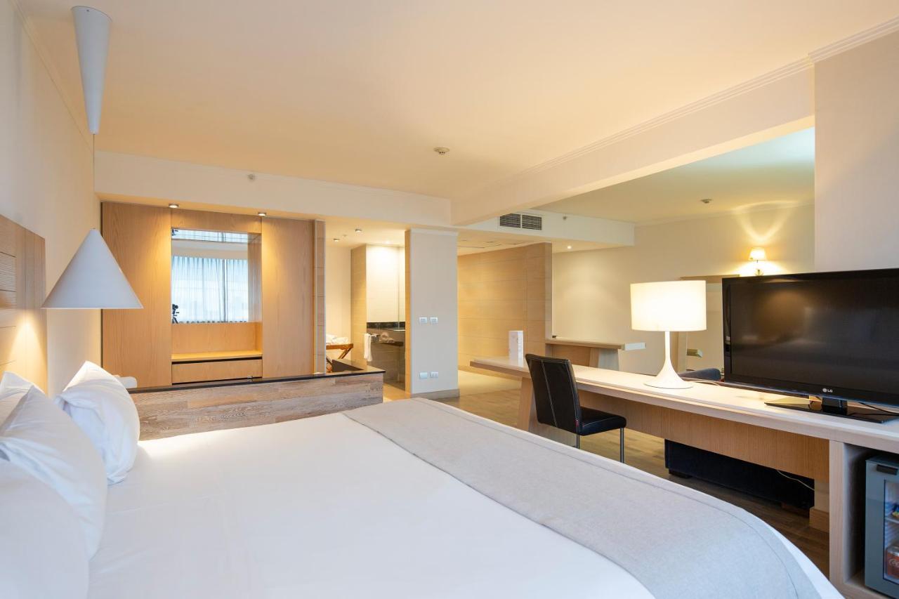 Wyndham Concepcion Pettra Hotel Buitenkant foto A room at the hotel