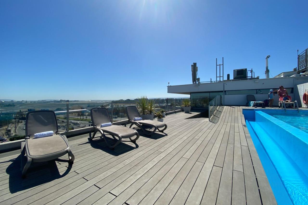 Wyndham Concepcion Pettra Hotel Buitenkant foto Rooftop pool at the hotel