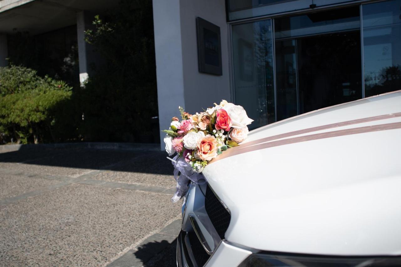 Wyndham Concepcion Pettra Hotel Buitenkant foto Wedding car