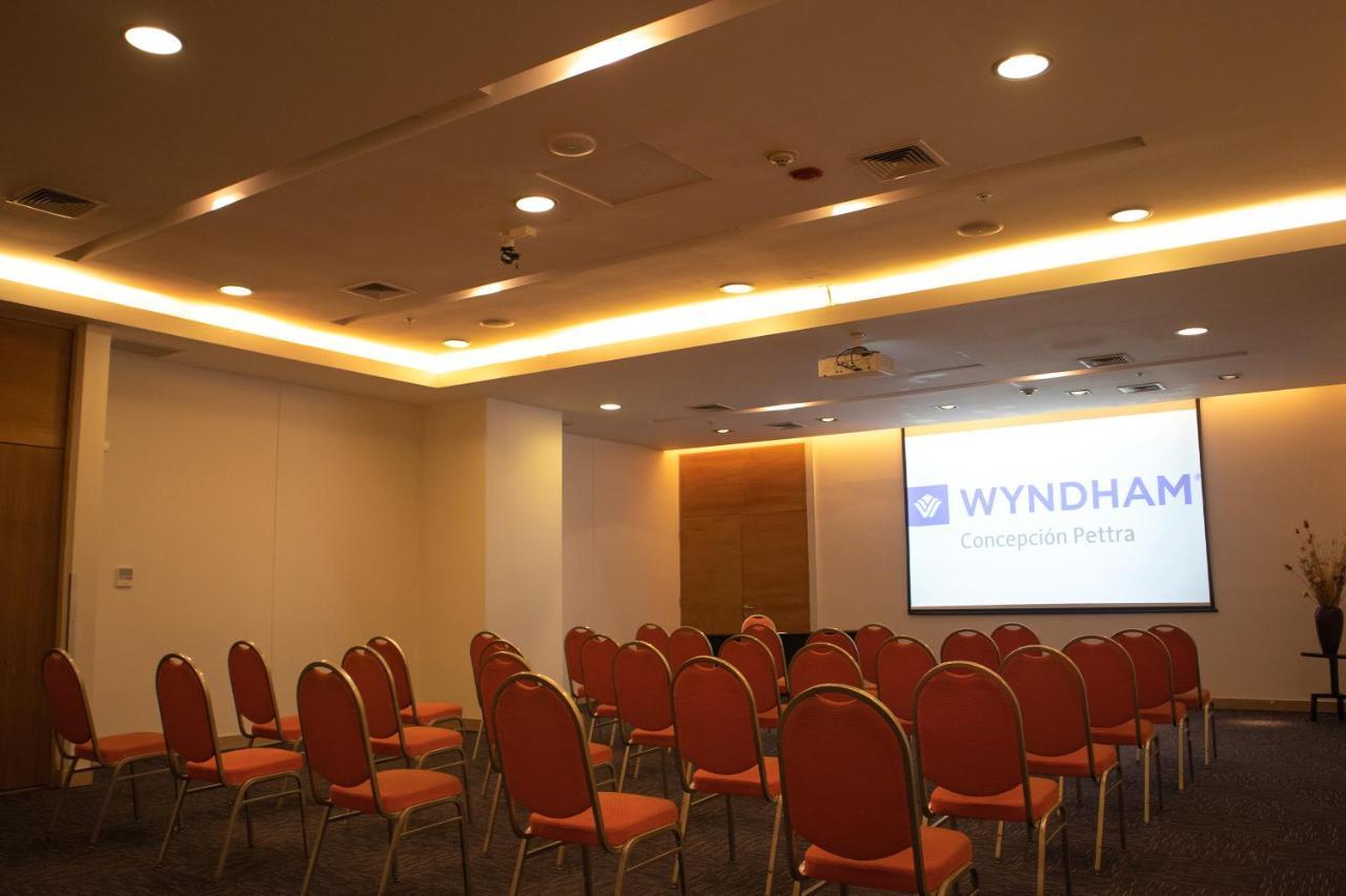 Wyndham Concepcion Pettra Hotel Buitenkant foto A meeting room at the hotel