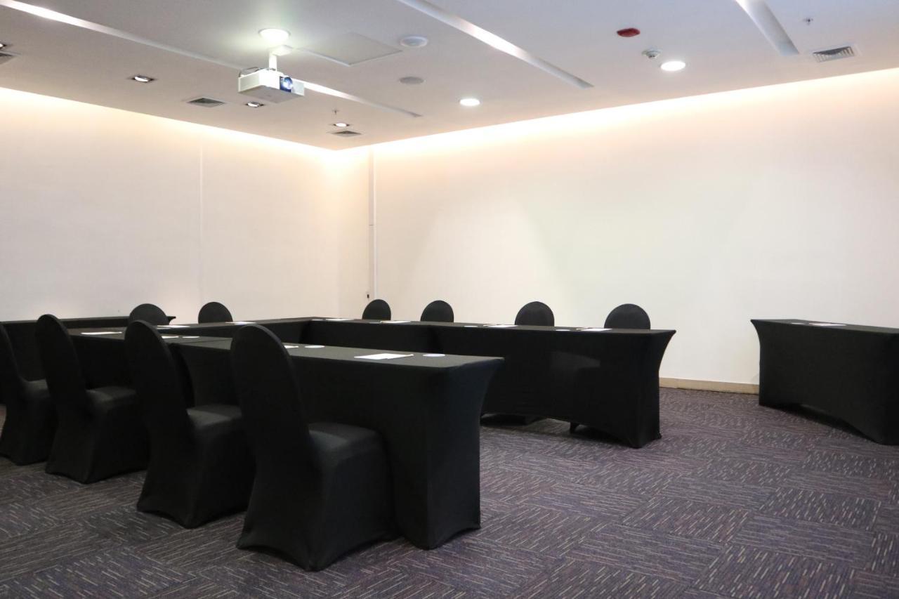 Wyndham Concepcion Pettra Hotel Buitenkant foto A meeting room at the hotel