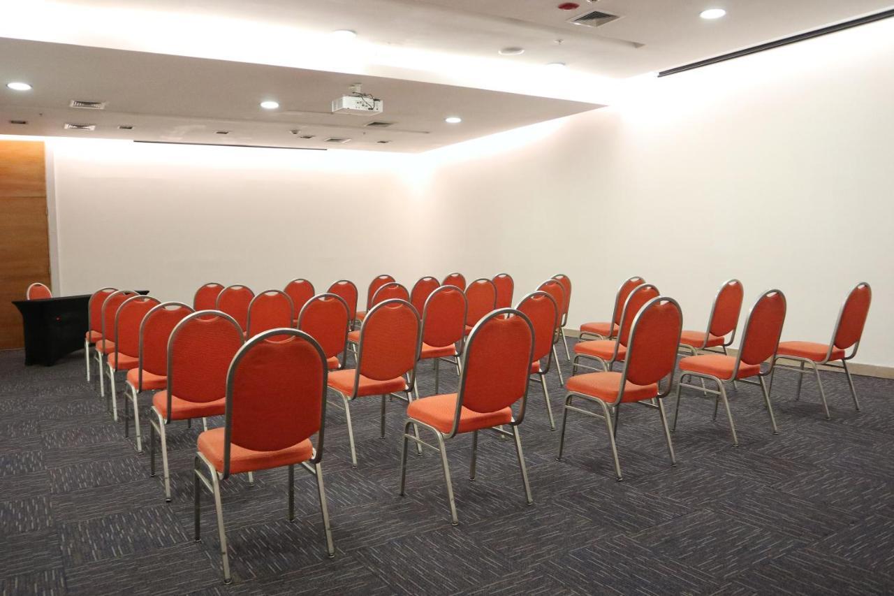 Wyndham Concepcion Pettra Hotel Buitenkant foto A typical meeting room