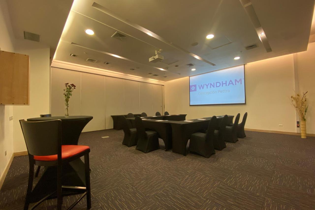 Wyndham Concepcion Pettra Hotel Buitenkant foto The boardroom at the Wyndham office in Singapore
