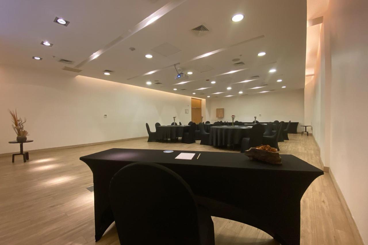 Wyndham Concepcion Pettra Hotel Buitenkant foto The interior of the meeting room