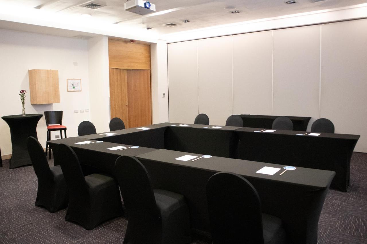 Wyndham Concepcion Pettra Hotel Buitenkant foto A meeting room at the hotel