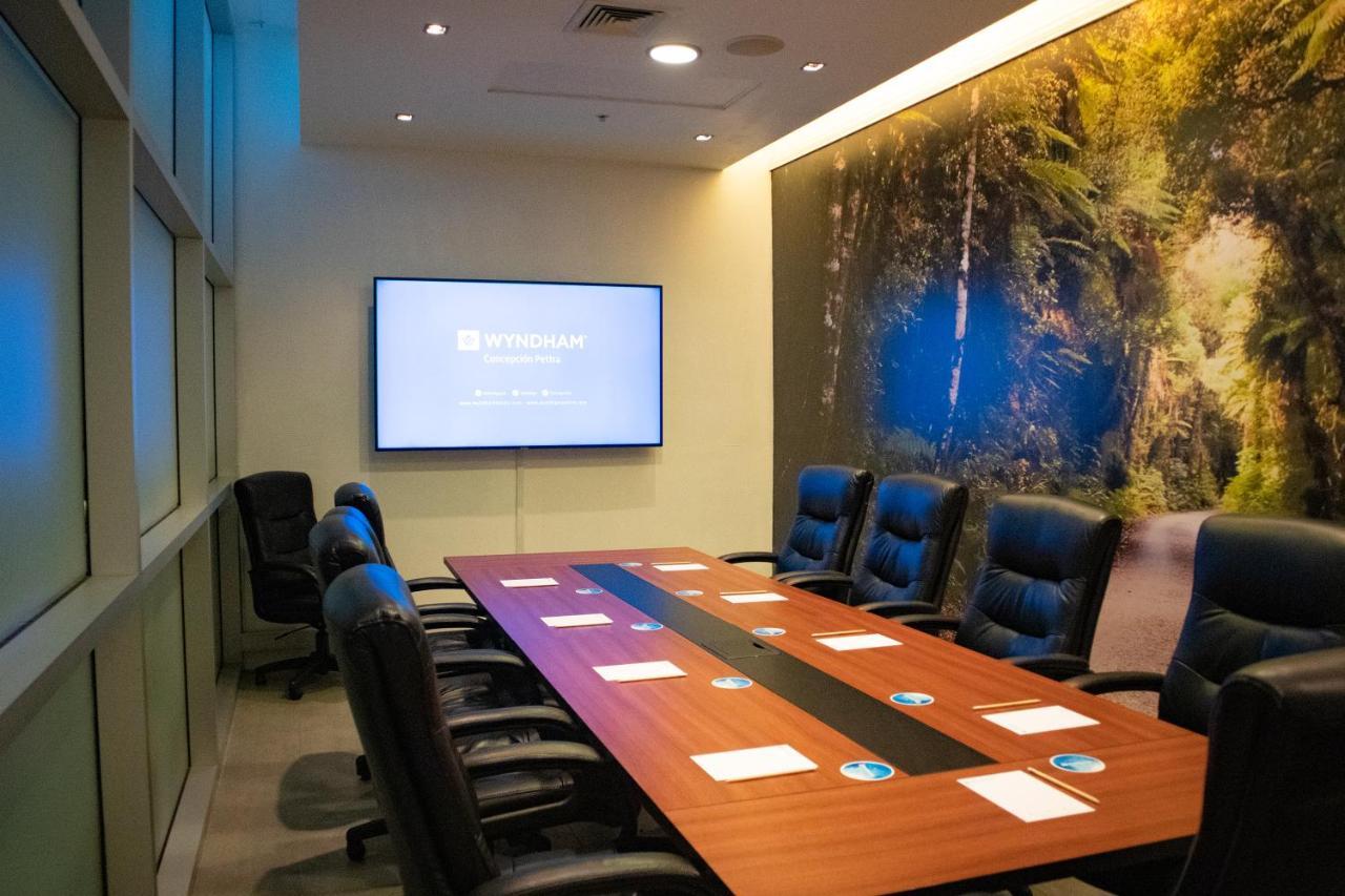 Wyndham Concepcion Pettra Hotel Buitenkant foto A meeting room at the headquarters of the National Oceanic and Atmospheric Administration