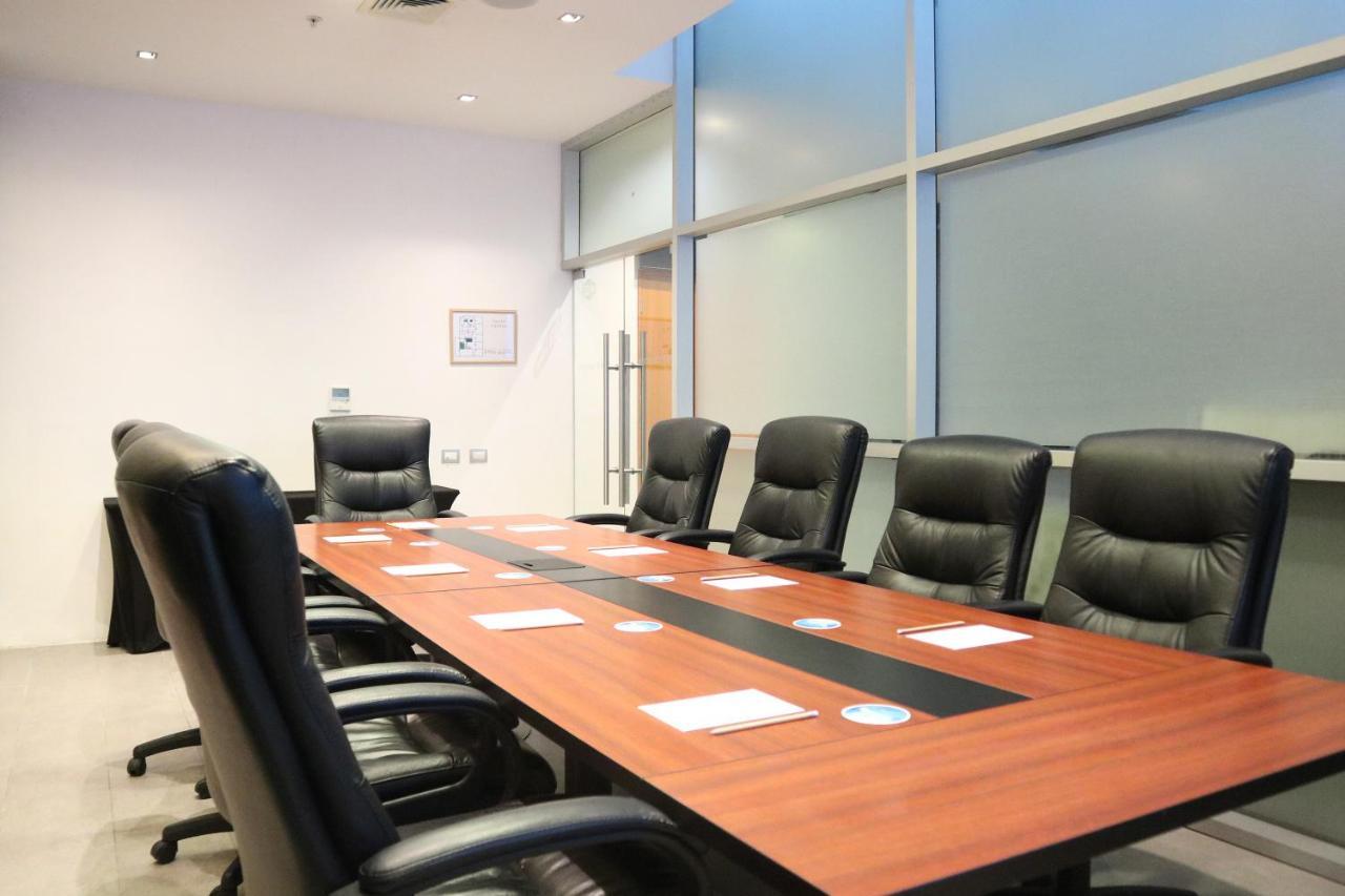 Wyndham Concepcion Pettra Hotel Buitenkant foto A conference room
