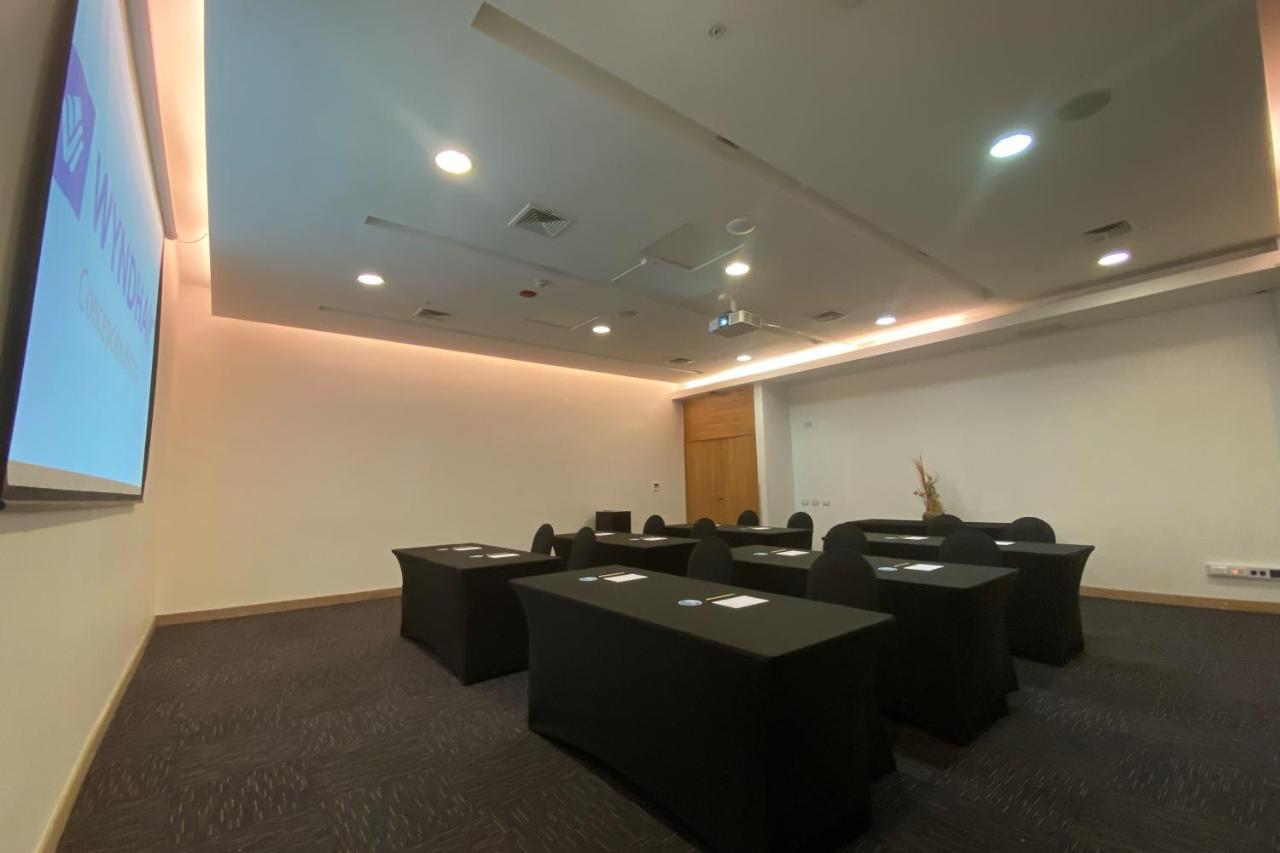 Wyndham Concepcion Pettra Hotel Buitenkant foto A meeting room at the National University of Singapore