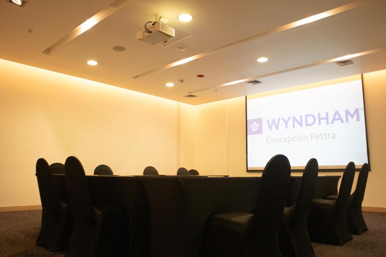 Wyndham Concepcion Pettra Hotel Buitenkant foto A meeting room at a hotel