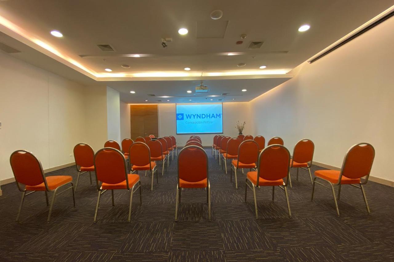Wyndham Concepcion Pettra Hotel Buitenkant foto Meeting room at Wyndham Garden, Bangkok