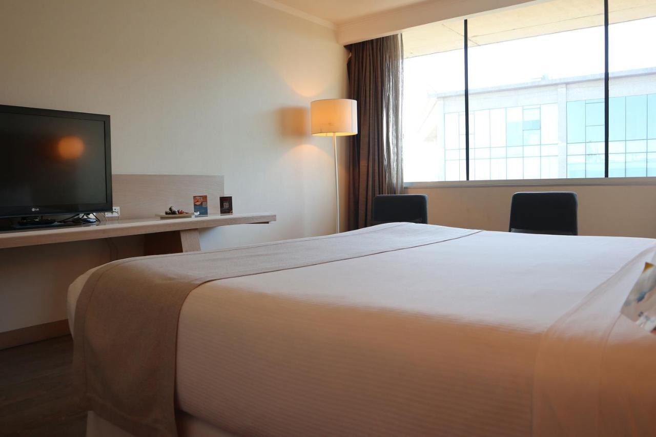 Wyndham Concepcion Pettra Hotel Buitenkant foto A room at the hotel