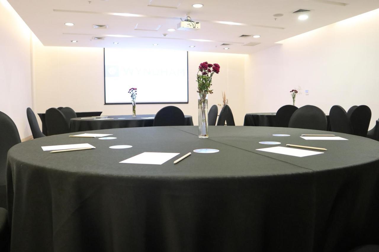 Wyndham Concepcion Pettra Hotel Buitenkant foto Meeting room