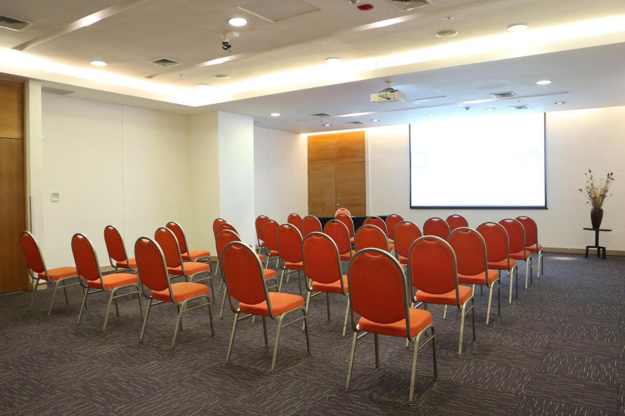 Wyndham Concepcion Pettra Hotel Buitenkant foto A typical meeting room