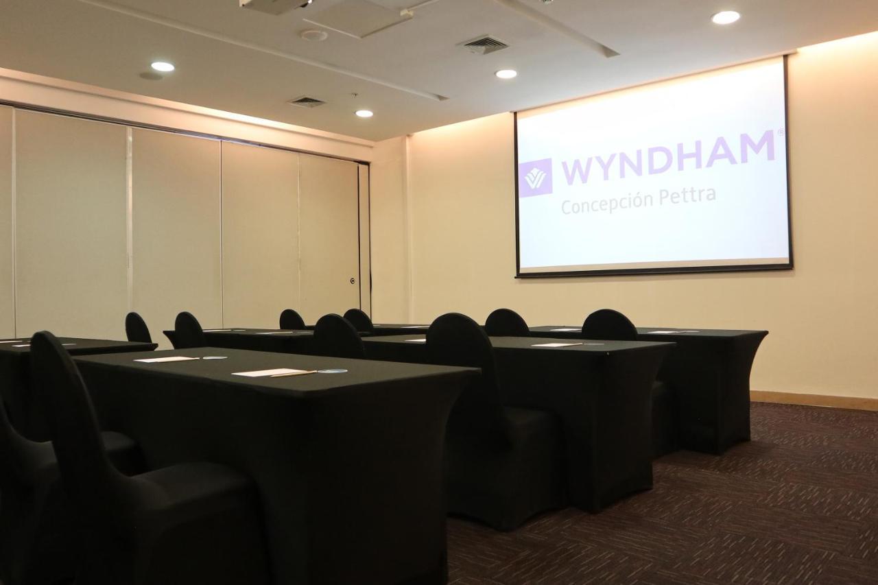 Wyndham Concepcion Pettra Hotel Buitenkant foto A meeting room at the hotel