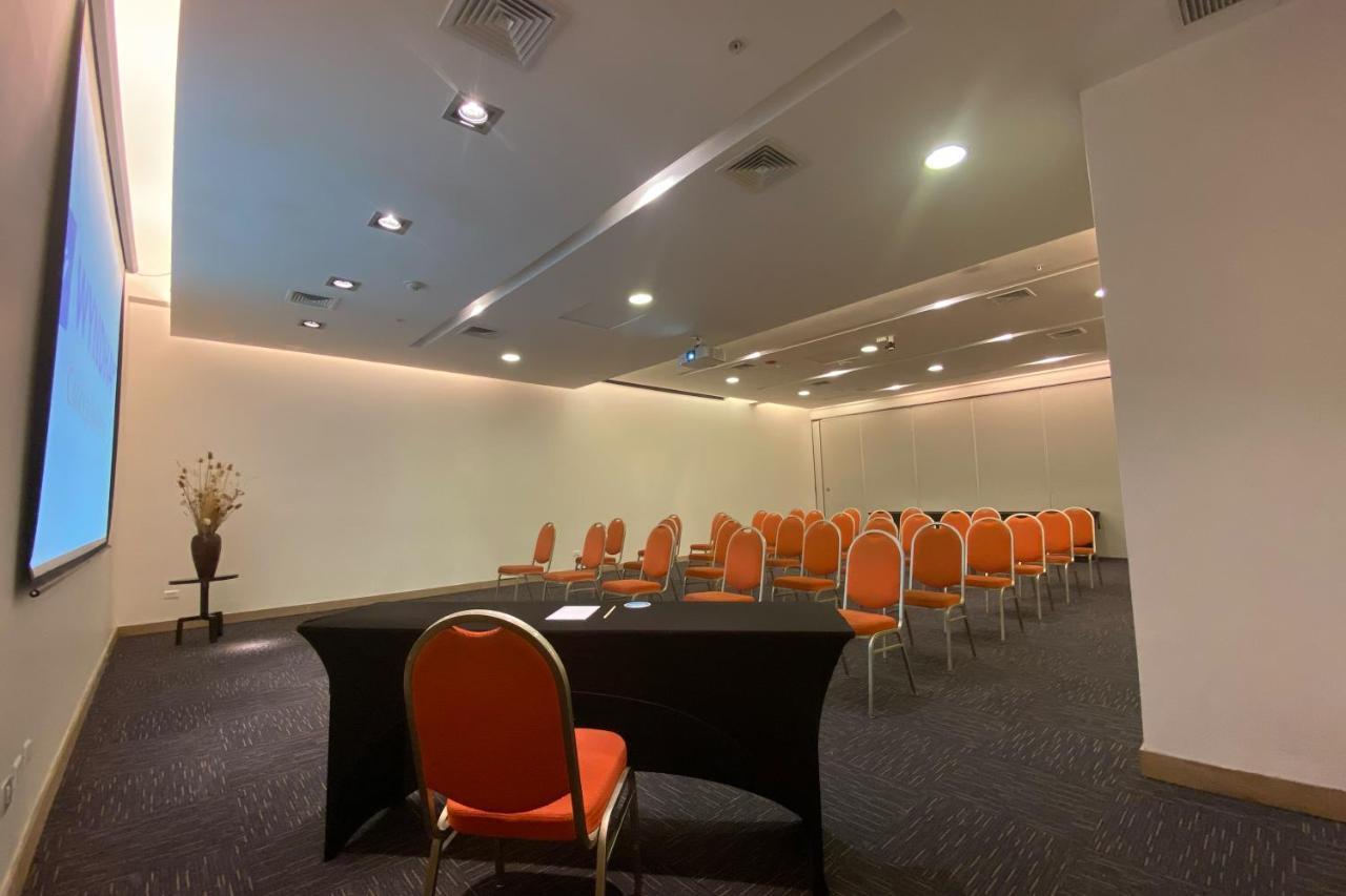 Wyndham Concepcion Pettra Hotel Buitenkant foto A meeting room at the hotel