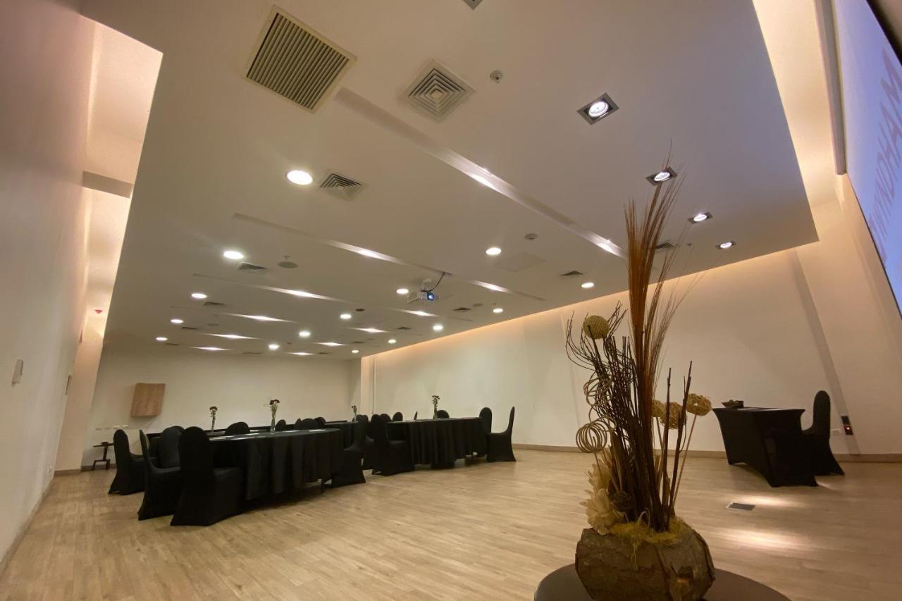 Wyndham Concepcion Pettra Hotel Buitenkant foto The interior of the conference room
